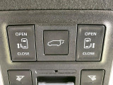 【パワーバックドア】スマートキーや運転席のボタンを押すだけでリアゲートが自動で開閉します!荷物を持っている時や、高い位置にあるバックドアを閉める際に便利な機能です♪