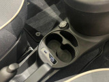 インテリアのデザインを損なわないシンプルなドリンクホルダーです。こちらのUSBと繋いでCarPlayがご利用いただけます。