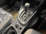 操作しやすいATシフトです♪シフトチェンジを気にしなくていいので運転だけに集中できますね!自然と手に届くところにある、手になじむ形状のシフトノブがいいですね♪