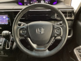 ハンドルにHondaセンシング系のクルーズコントロールやレーンキープアシストなどのスイッチと、オーディオの操作スイッチが装備されています。ハンドルから手を離さず安全に操作できます。