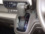インパネシフトだから視線の移動も少なく足元もスッキリ♪運転席もゆったりしているのでゆとりを持ってドライブできますね!
