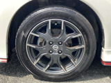 純正のアルミホイールです!お車に合ったデザインのホイールになっています!