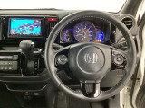 【ハンドル】運転にかかわる様々な操作を安全に行えるように視点移動が少なく操作性に配慮されたスイッチ類が凝縮されたコックピットです。