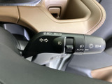 操作しやすい位置に配置されたウインカーレバー。直感的に操作でき、安全な車線変更をサポートします。
