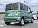 角張ったリアデザインが、力強い印象を与えます。荷物の積み下ろしも楽に行える実用性の高さも魅力です。機能美を感じます。