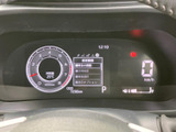 視認性の高いメーターパネルで、運転状況をしっかり把握できます。走行距離も確認でき、安心のドライブをサポートします。
