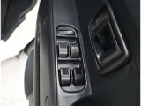 パワーウィンドウ装備!ドアの内張りにある昇降スイッチで、電動で窓の開閉ができます♪やっぱりあると便利な装備ですね♪