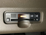 ハンドルの左下にETCがついています。高速道路の料金所の通過も楽々です。 カードの取り出しもしやすい場所についています。