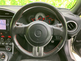 手に馴染むステアリングは、操作性も抜群。確実なハンドリングで、運転の楽しさを引き立てます。スポーティなデザインも魅力です。
