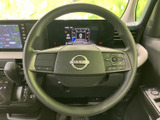 握りやすいステアリングは、運転操作をより快適にします。ステアリングスイッチでオーディオやナビ操作も可能です。