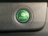 ECON モードをON にするとアクセルペダルの動きに対するエンジンの反応とエアコンの制御を切り換えることで、燃費のいい運転をするドライバーがペダルを踏んだ時と同じようにエンジンを制御します。