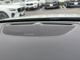 【harman kardon】ハーマンカードンのHi-Fiスペシャリストと共に、モデル別に開発・設計された専用チューニングが臨場感溢れる音響空間を実現しています。