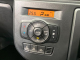 【オートエアコン】一度お好みの温度に設定すれば、車内の温度を検知し風量や温度を自動で調整。暑い&hellip;寒い&hellip;と何度もスイッチ操作をする必要はありません。快適な車内空間には必須の機能ですね♪