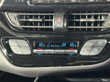 【左右独立温度コントロール式フルオートエアコン(DUAL/SYNC)】運転席側と助手席側でそれぞれ自由に温度設定ができ、快適な風量やモードなどを自動調整します