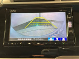 リバースギアに入れるだけで後方の表示へ切り替わります。夜間や雨の日の駐車も楽になりますよ。