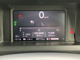 視認性の高いメーターで、運転に必要な情報を的確に把握できます。運転状況をしっかりと確認し、安全運転を心がけましょう。