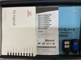 スマートキーは鍵をバッグに入れたままでもドアロックの開閉やエンジンのON・OFFができます。夜間や雨の日も鍵を探さなくて良いので便利です。