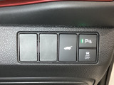 VSA装備車です。VSAはドライバーの操作と車の動きを見守っています。もし車の挙動が乱れたとき、4輪別々にブレーキをかけたり、エンジンパワーをしぼることによって車を安定させます。