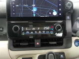 オートエアコンです。車内を設定温度に保ち、快適空間をキープします。
