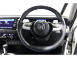 運転中もハンドルでの操作が可能です。特に高速道路等の目が離せない運転時には、便利さだけでなく、安全性も兼ね備えております。
