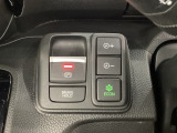 セレクトレバーの右に電子制御パーキングブレーキがあります。スイッチひとつで、停車した地点の傾斜などをシステムが検知・判断してブレーキ力を自動的に制御し、しっかり停車できるパーキングシステムです。