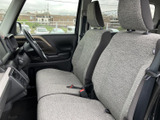 落ち着いた色合いのシートが、車内空間をより洗練された雰囲気に。快適なドライブをお楽しみいただけます。