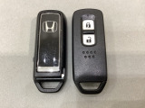 スマートキーを装備しています。鍵を差し込むことなくドアロックの開け閉めと、スタートボタン操作でのエンジンスタートができます。スペアキーも同じものを用意しております。