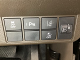 ハンドルの右側にはヘットライトリベライザーとHondaセンシング用のメインスイッチがついています。ヘッドライトリベライザーは道路状況や積荷の加重に応じてライトの高さを調節できます。
