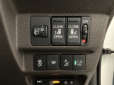 両側電動スライドドアは運転席から操作ができるよう、操作スイッチが付いています。その横にはヘットライトリベライザーのスイッチがついています。道路状況や積荷の加重に応じてライトの高さを調節できます。