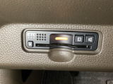 ハンドルの左下にETCがついています。高速道路の料金所の通過も楽々です。 カードの取り出しもしやすい場所についています。