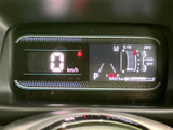 視認性の高いメーター類が、運転に必要な情報を的確に伝えます。操作も簡単で、直感的に操作できます。