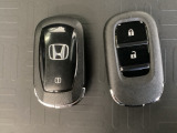 スマートキーを装備しています。鍵を差し込むことなくドアロックの開け閉めと、スタートボタン操作でのエンジンスタートができます。スペアキーも同じものを用意しております。