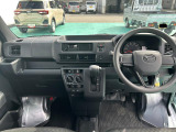 運転のしやすさを最優先に設計された見晴らしの良いインパネ。車両間隔が掴みやすく狭い道でも安心。