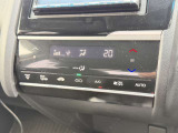 【オートエアコン】一度お好みの温度に設定すれば、車内の温度を検知し風量や温度を自動で調整。暑い&hellip;寒い&hellip;と何度もスイッチ操作をする必要はありません。快適な車内空間には必須の機能ですね♪