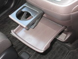 引き出して大きめトレイとして使用できる、運転席からも助手席からも自在に使えるドリンクホルダー付のトレイ。お菓子を置いたり、化粧ポーチを置いたり。ちょっとしたテーブル代わりに使えるトレイです。
