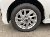 燃費が良く、ステアリング操作もスムーズに行うことができる、アルミホイール付き車ですよ。