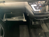 車検証入れになどにも使える便利な収納BOXあります。