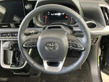 握りやすいステアリングは、運転操作を快適にします。オーディオやハンズフリー通話のスイッチも配置され、運転中でも安全に操作できます。快適な運転体験を。
