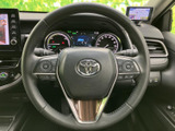 握りやすいステアリングは、長距離運転でも疲れにくい設計。操作性にも優れており、快適なドライビングをサポートします。質感も上質です。