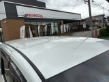 目立つキズ凹み等はありませんが、中古車という商品の特性ルーフには子キズや塗装しみがあります