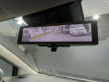 インテリジェントルームミラー搭載で、車の後方に設置されたカメラ映像を映し出してシートバックやヘッドレスト、同乗者に視界が遮られることがなく視認性が非常に良いです