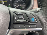 【プロパイロット】高速道路でアクセル、ブレーキ、ステアリング操作をクルマがサポート。高速走行におけるドライバーの負担を軽減します。その下には、携帯電話用ハンズフリースイッチが並びます。