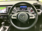 握りやすいステアリング形状で、快適なドライビングを実現します。操作性にも優れ、運転の楽しさを向上させます。