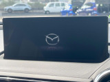 【8.8インチマツダコネクトナビ】車内の雰囲気にマッチした大型のディスプレイ。スマホ接続でのナビ使用やBluetooth再生等、様々な機能が楽しめます。