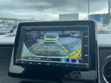 【バックカメラ】運転が苦手な方も車庫入れラクラク。ギアをリバースに入れれば自動的に切り換わりますので、面倒な操作は不要です。狭い駐車場も大切なお車を傷つけず安心です。