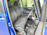 運転席まわりには十分なスペースがあり、大柄な方でもゆったり運転していただける環境です。