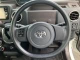 握りやすく操作しやすいステアリング。運転姿勢に合わせて調整できるので、快適なドライビングをサポートします。滑らかな操作感です。