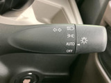 操作しやすい位置に配置されたレバーで、スムーズな車線変更をサポート。直感的な操作感で、安全運転をサポートします。