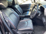 運転席まわりです。実際に座ってみて、乗り心地を体験してみてください,視界も良好です