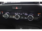 フルオートエアコンを装備しております。車内の温度設定だけでなくPM2.5にも対応した高性能集塵フィルターも装備しており車内はいつも快適空間です。